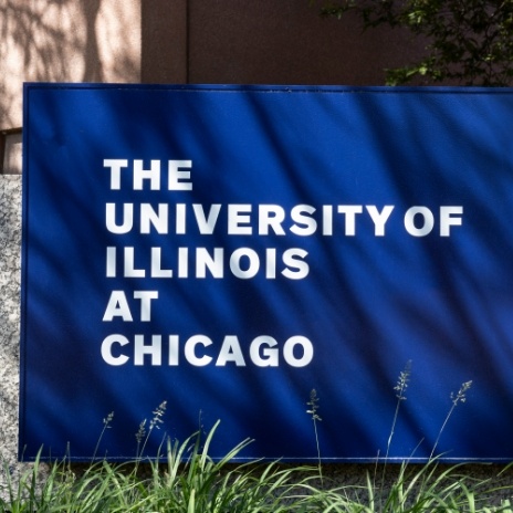 Blue flag that reads the University of Illinois at Chicago